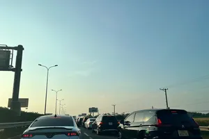 Cao tốc TP.HCM - Long Thành - Dầu Giây: Xe bị ùn ứ, di chuyển rất chậm