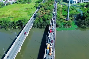 Phương tiện xếp hàng dài trên đường Nguyễn Hữu Thọ, người dân mong dự án BOT 10.000 tỉ 