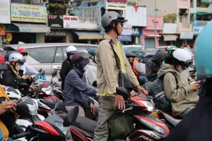 30 phút chưa thoát khỏi ùn ứ ở giao lộ Lý Thường Kiệt - Lạc Long Quân