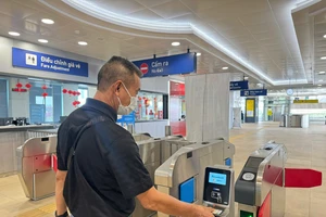 Người dân dùng Căn cước công dân để đi metro số 1