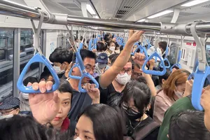 Người dân TP.HCM bắt đầu có thói quen sử dụng metro số 1 để đi làm, cao điểm đông đúc