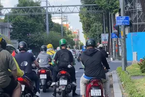 TP.HCM xuất hiện biển báo 'chú ý nhường đường cho xe rẽ phải'