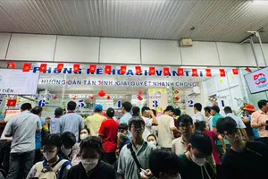 Bến xe đông đúc người dân rời TP.HCM nghỉ Lễ 30-4