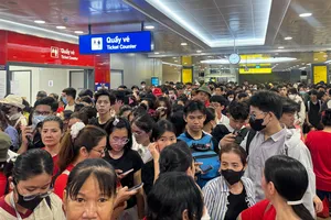21 giờ, metro số 1 vẫn nườm nượp người dân di chuyển vào trung tâm TP.HCM