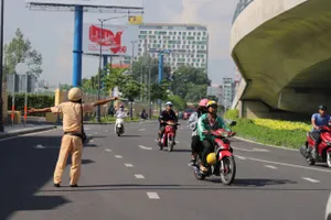 Người dân lúng túng khi di chuyển vào Nhà ga T3, có người chạy ngược chiều