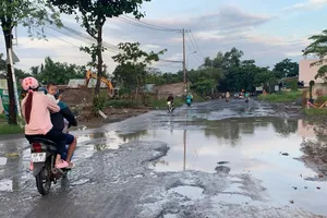 Đường Lò Lu, TP Thủ Đức chằng chịt ổ voi, ổ gà