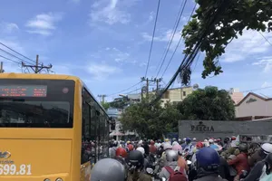 Giao thông khu vực nút giao An Phú ùn tắc kéo dài sau khi cấm xe máy