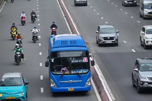 Miễn vé cho khách đi xe buýt thanh toán không tiền mặt trong ngày 16-6