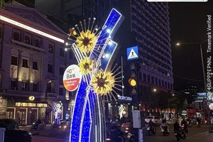 TP.HCM có biển báo giao thông phát sáng về đêm