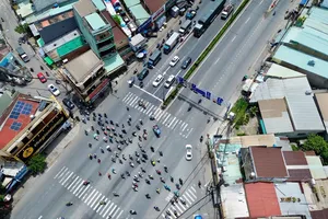 Người tham gia giao thông tại nút giao Ngã tư Đình, TP.HCM chú ý