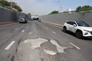 Hầm chui Nguyễn Văn Linh - Nguyễn Hữu Thọ xuất hiện nhiều ổ gà, có nơi sụt lún 