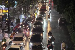 TP.HCM: Đang ùn ứ kéo dài trên đường song hành Võ Nguyên Giáp, người dân chật vật di chuyển trong mưa