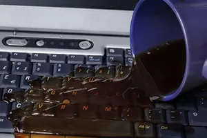 Vô tình đổ nước lên laptop, cần phải làm gì? 