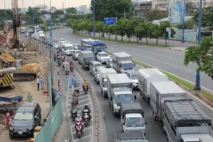 Cả thành phố đi ngủ vẫn phải xin phép... chở cái tivi 