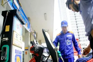 Người mua xăng thiệt vì chậm công bố thuế?