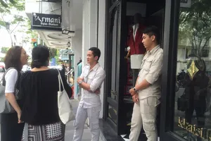 Bảo vệ Khaisilk 'cấm cửa' phóng viên vào cửa hàng