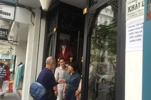 Hơn 1.000 khăn, cà vạt, áo… tại Khaisilk bị tạm giữ