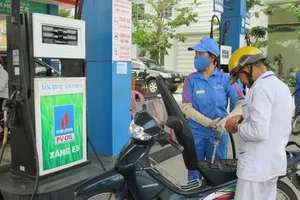 Giá xăng A95 âm thầm tăng mạnh, 'cắn răng' mua