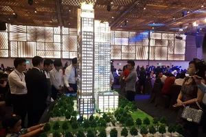 Siết chặt vay tiền tiêu dùng nhưng đổ vào nhà, đất