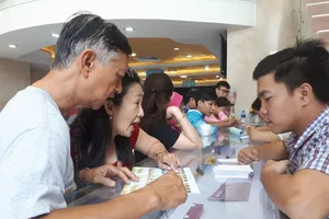 Giá vàng Thần tài 'nhảy múa', hàng độc bán hết vèo 