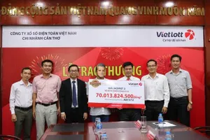 Người may mắn trúng Vietlott tặng 100 triệu từ thiện