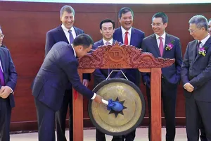 Hơn 1,16 tỷ cổ phiếu đã được niêm yết với giá niêm yết (tham chiếu) là 128.000 VND/cổ phiếu. Trong ảnh: Chủ tich HĐQT Hồ Hùng Anh đánh tiếng cồng chào mừng cổ phiếu TCB chính thức lên sàn