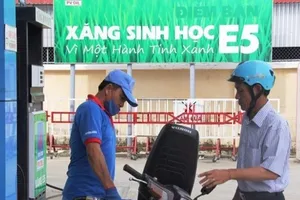 Xăng E5 đang được bán thay thế cho xăng RON 92. Ảnh: Tú Uyên