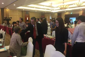 Chủ tịch HĐQT Sabeco Koh Poh Tiong bắt tay các cổ đông. Ảnh: Minh Phương