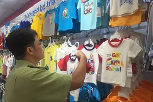  Lực lượng Quản lý thị trường đã kiểm tra hệ thống siêu thị Con Cưng và thu hồi hàng chục ngàn sản phẩm- Ảnh: Tú Uyên