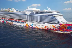 Tàu biển quốc tế Genting Dream trong một lần cập Cảng Hòn Gai, thành phố Hạ Long, tỉnh Quảng Ninh, đưa 2.500 khách du lịch đến vịnh Hạ Long- Ảnh minh họa