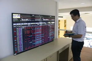 Tâm lý của nhà đầu tư Việt Nam bị ảnh hưởng quá mạnh từ diễn biến thị trường quốc tế. Ảnh: PM 