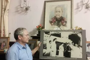 Ông Trịnh Cần Chính bên ảnh của cha mẹ mình là nhà tư sản dân tộc Trịnh Văn Bô- Nguồn: Zing.vn