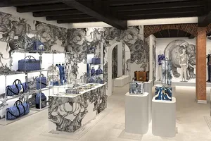 Màn sắp đặt đầy nghệ thuật tại cửa Louis Vuitton