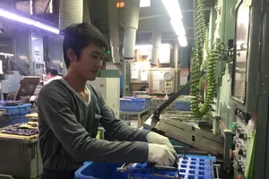 Thực tập sinh Việt Nam đang làm việc tại các phán xưởng sản xuất tại Nhật Bản- Ảnh: Phong Điền