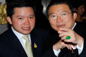 Tỷ phú Charoen Sirivadhanabhakdi (bên phải) và con trai