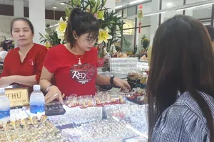 Lượng khách đi mua vàng ngày Thần tài rất đông- Ảnh: T.Linh