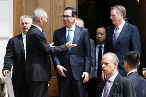 Phó Thủ tướng Trung Quốc Lưu Hạc cùng Bộ trưởng Tài chính Mỹ Steven Mnuchin và Đại diện Thương mại Mỹ Robert Lighthizer tại Washington hôm 10-5. Ảnh: Reuters.