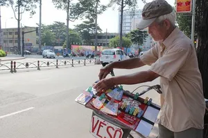 Người bán vé số dạo thường bán nhiều loại vé để khách hàng dễ lựa chọn- Ảnh minh họa 