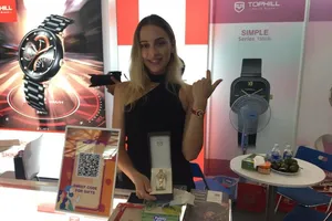 Một thương hiệu đồng hồ Trung Quốc thuê mẫu Tây quảng bá sản phẩm