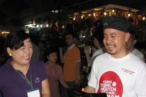 Ông Đặng Lê Nguyên Vũ trong một lần đi thăm hỏi tiều thương bán cà phê Trung Nguyên tại chợ Bến Thành