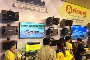Khách hàng đang tìm hiểu mua karaoke kỹ thuật số, âm ly, loa...thương hiệu Ariang- Ảnh minh họa từ Internet