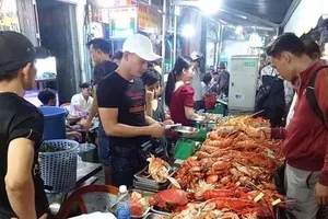 Nhiều mặt hàng thủy sản, trái cây nhập khẩu từ Mỹ đổ vào VN. Trong ảnh: Tôm, cua Mỹ bán nhiều tại các cửa hàng, quán ăn vỉa hè ở TP.HCM. Ảnh: QH