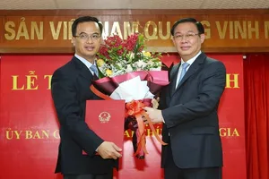 Phó Thủ tướng Vương Đình Huệ trao Quyết định cho ông Vũ Nhữ Thăng - Ảnh :Thành Chung