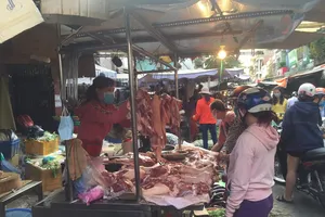 15 doanh nghiệp lớn ngành chăn nuôi đã tuyên bố đưa giá thịt heo hơi về mức dưới 70.000 đồng/kg nhưng giá bán lẻ tại chợ, siêu thị vẫn cao- Ảnh: Tú Uyên