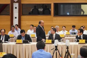 Thủ tướng trao đổi với các đại biểu tại Hội nghị. Ảnh: VGP