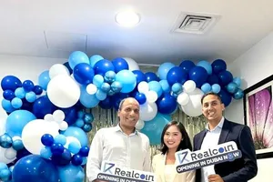 Ông Colin Miles, Tổng giám đốc Tezoz Blockchain, Giám đốc thương mại Zilliqa Blockchain và ông Tim Dương, Tổng giám đốc Realcoin.