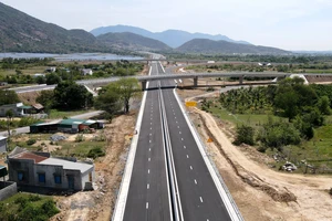 Thông xe cao tốc Nha Trang - Cam Lâm, kết nối các vùng kinh tế trọng điểm
