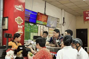 Dân chơi xổ số đổ xô mua vé khi đến kỳ chia giải của Lotto 5/35