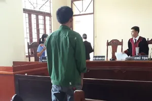 Gia cảnh túng quẫn, làm liều buôn hàng giả