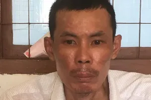 Bất ngờ kéo vợ vào giường ngủ nói: 'Giờ vợ chồng chết chung'